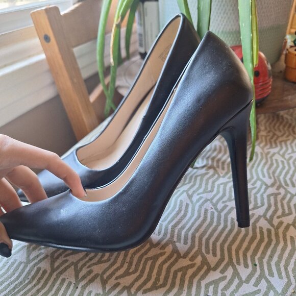 Black High Heel Pumps - Picture 2 of 7